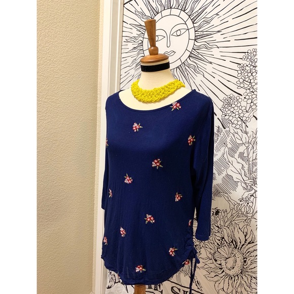 π Amazing flower embroidery top - Picture 3 of 12